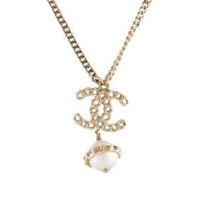 AUTH NEW Chanel Gold-tone Faux Pearl Interlocking Pendant Necklace